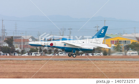 離陸する航空自衛隊T-4ブルーインパルス5番機 離陸する航空自衛隊T-4ブルーインパルス5番機 140723257