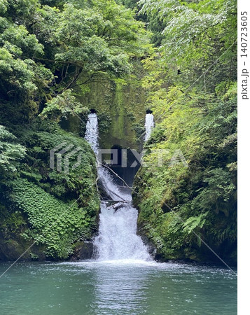 森に包まれた灰屋の滝と苔むした水路跡の風景 森に包まれた灰屋の滝と苔むした水路跡の風景 140723605