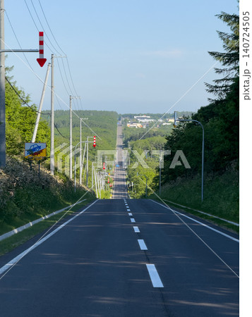 緑のなかを地平線へ続くアップダウンの直線道路 北海道 緑のなかを地平線へ続くアップダウンの直線道路 北海道 140724505