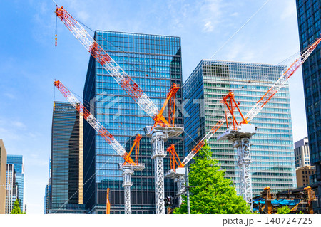 建設現場の大型クレーンと高層ビル建設現場の大型クレーンと高層ビル 建設現場の大型クレーンと高層ビル建設現場の大型クレーンと高層ビル 140724725