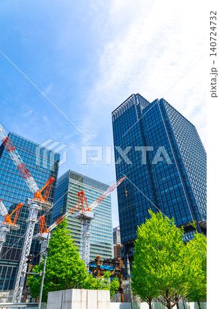 建設現場の大型クレーンと高層ビル 140724732