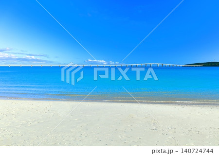 【沖縄県】快晴の与那覇前浜ビーチと来間大橋（宮古島） 140724744
