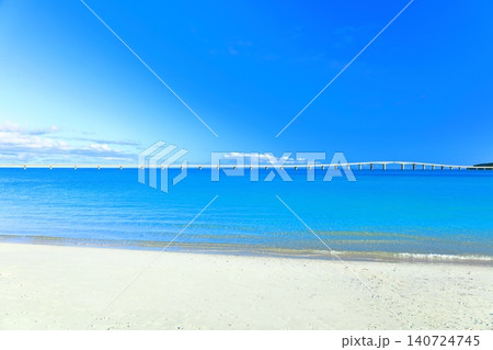 【沖縄県】快晴の与那覇前浜ビーチと来間大橋(宮古島) 【沖縄県】快晴の与那覇前浜ビーチと来間大橋(宮古島) 140724745