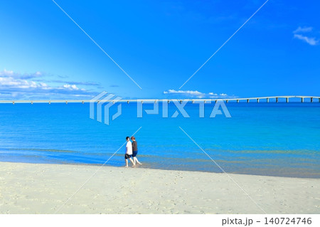 【沖縄県】快晴の与那覇前浜ビーチと来間大橋（宮古島） 140724746