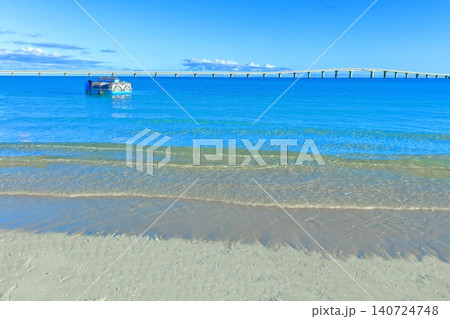 【沖縄県】快晴の与那覇前浜ビーチと来間大橋(宮古島) 【沖縄県】快晴の与那覇前浜ビーチと来間大橋(宮古島) 140724748