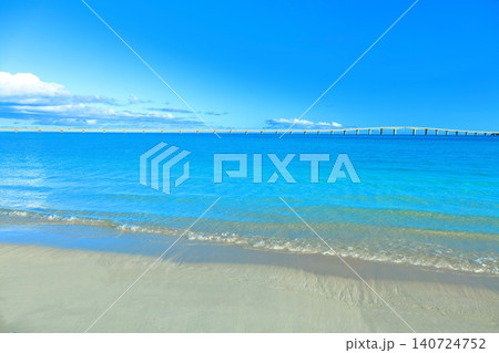 【沖縄県】快晴の与那覇前浜ビーチと来間大橋（宮古島） 140724752