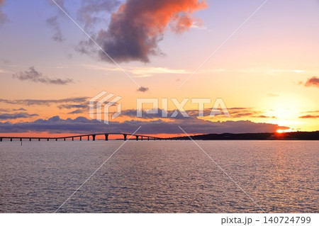 【沖縄県】黄昏の伊良部大橋(宮古島) 【沖縄県】黄昏の伊良部大橋(宮古島) 140724799