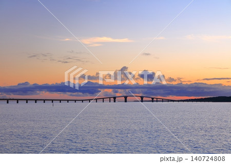 【沖縄県】黄昏の伊良部大橋(宮古島) 【沖縄県】黄昏の伊良部大橋(宮古島) 140724808
