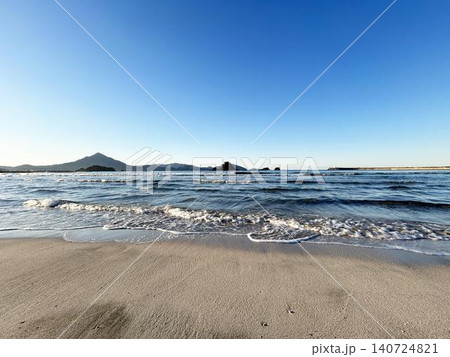 砂浜に打ち寄せる波と澄み渡った青空 140724821