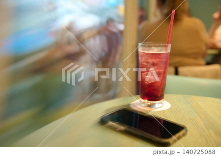 店内から外を眺める 店内から外を眺める 140725088