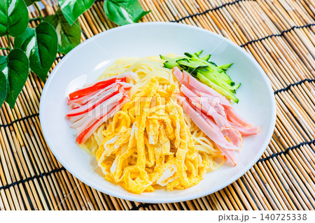 すだれ背景に盛り付けた冷やし中華 140725338