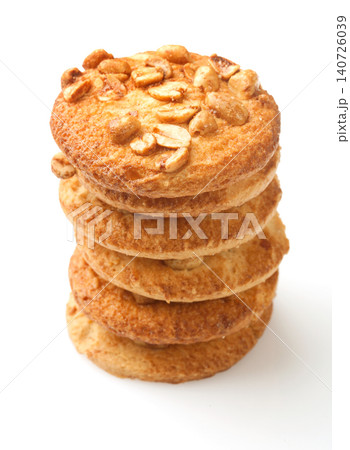 Round shortbread cookies with peanuts 140726039