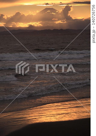 夕暮れの美しい海岸 140726756