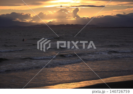 夕暮れの美しい海岸 140726759