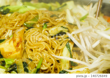 野菜と肉を炒めた熱々の焼きそば 140726849