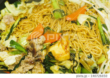 野菜と肉を炒めた熱々の焼きそば 140726850