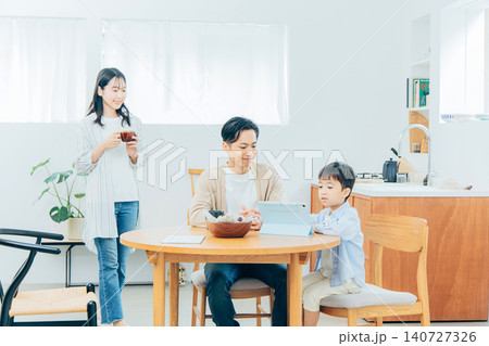 若い家族、親子、子ども 若い家族、親子、子ども 140727326