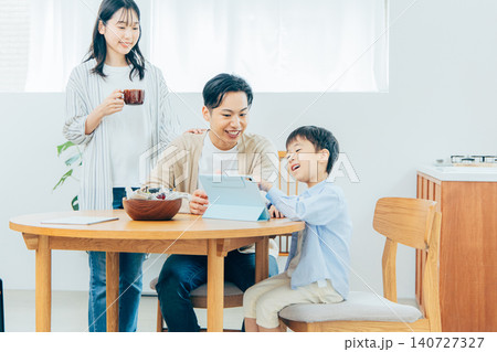 若い家族、親子、子ども 若い家族、親子、子ども 140727327