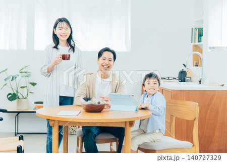 若い家族、親子、子ども 若い家族、親子、子ども 140727329