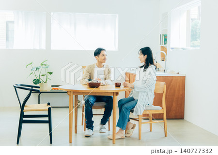 ダイニングでくつろぐ若い夫婦 ダイニングでくつろぐ若い夫婦 140727332