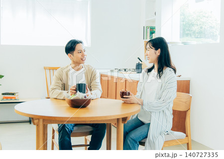 ダイニングでくつろぐ若い夫婦 ダイニングでくつろぐ若い夫婦 140727335