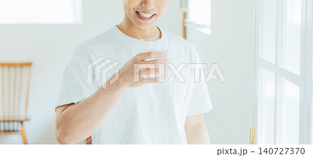 コップを持つ男性 コップを持つ男性 140727370
