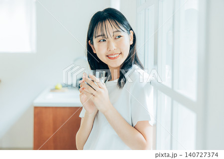 水を飲む若い女性 水を飲む若い女性 140727374