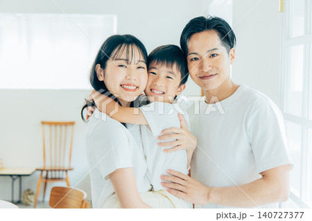 若い家族、親子、子ども、リビング、白背景 若い家族、親子、子ども、リビング、白背景 140727377