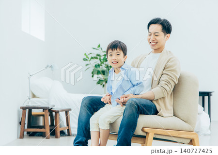 リビングでくつろぐ親子 リビングでくつろぐ親子 140727425