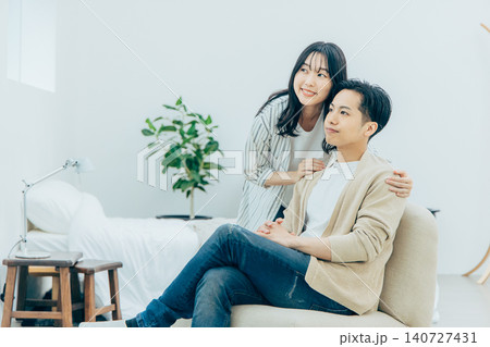 リビングでくつろぐ若い夫婦 140727431
