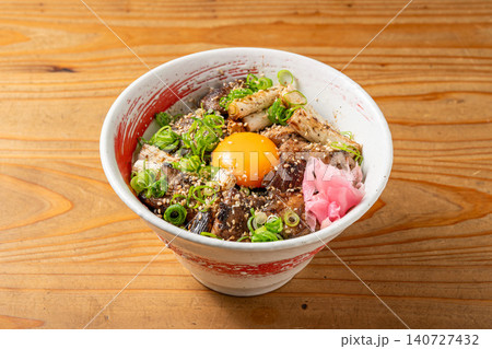 香ばしい炭火の香りが食欲をそそる、絶品焼き鳥丼 香ばしい炭火の香りが食欲をそそる、絶品焼き鳥丼 140727432