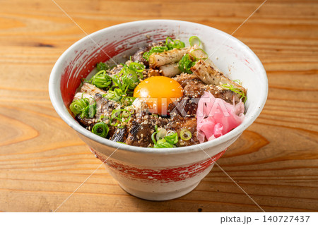 香ばしい炭火の香りが食欲をそそる、絶品焼き鳥丼 香ばしい炭火の香りが食欲をそそる、絶品焼き鳥丼 140727437