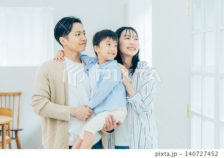 リビングでくつろぐ家族 リビングでくつろぐ家族 140727452