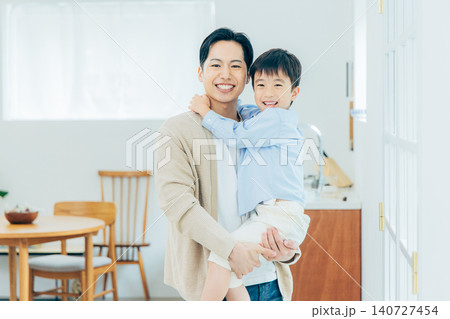 若い家族、親子、子ども、リビング 若い家族、親子、子ども、リビング 140727454