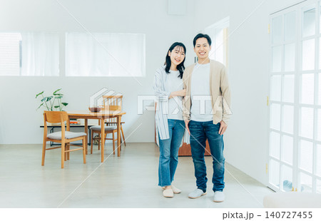 リビングでくつろぐ若い夫婦 リビングでくつろぐ若い夫婦 140727455