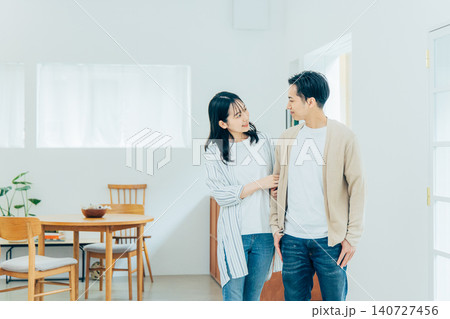 リビングでくつろぐ若い夫婦 リビングでくつろぐ若い夫婦 140727456
