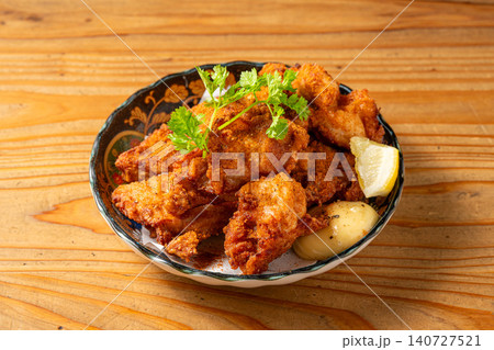 カラッと揚げたて、肉汁溢れるジューシーな鶏の唐揚げ カラッと揚げたて、肉汁溢れるジューシーな鶏の唐揚げ 140727521