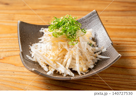 シャキシャキ食感がクセになる、ヘルシーな山芋のナムル シャキシャキ食感がクセになる、ヘルシーな山芋のナムル 140727530