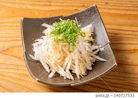 シャキシャキ食感がクセになる、ヘルシーな山芋のナムル シャキシャキ食感がクセになる、ヘルシーな山芋のナムル 140727531