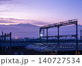 朝焼けに染まる空と新幹線 140727534