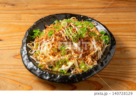 シャキシャキもやしとコクのある肉味噌が絶妙な一皿 シャキシャキもやしとコクのある肉味噌が絶妙な一皿 140728129
