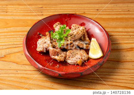 ジューシーで旨味が詰まった、希少部位・鳥はらみの炭火焼き ジューシーで旨味が詰まった、希少部位・鳥はらみの炭火焼き 140728136