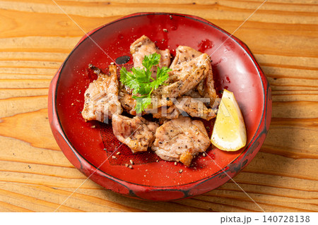 ジューシーで旨味が詰まった、希少部位・鳥はらみの炭火焼き 140728138