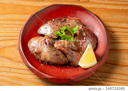 濃厚な旨味と炭の香りが絶妙な、新鮮鳥レバーの炭火焼き 140728260