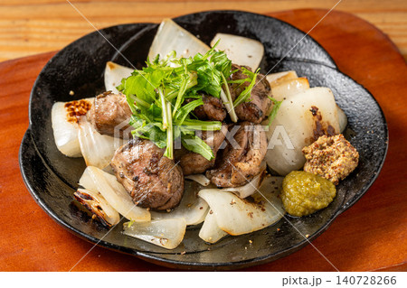 炭火で豪快に炙った、ジューシーな鶏もも肉の籠炙り 炭火で豪快に炙った、ジューシーな鶏もも肉の籠炙り 140728266