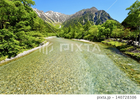清流が流れる上高地の美しい山々の風景 140728386