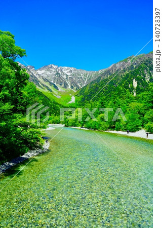 清流が流れる上高地の美しい山々の風景 清流が流れる上高地の美しい山々の風景 140728397