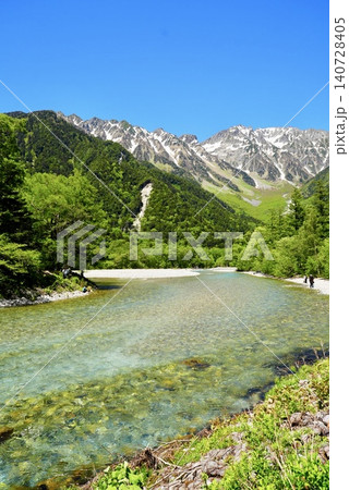 清流が流れる上高地の美しい山々の風景 清流が流れる上高地の美しい山々の風景 140728405