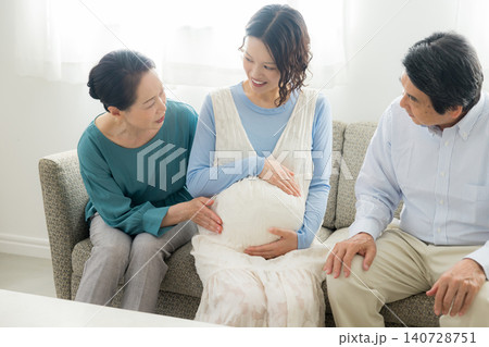 妊婦とその両親 妊婦とその両親 140728751