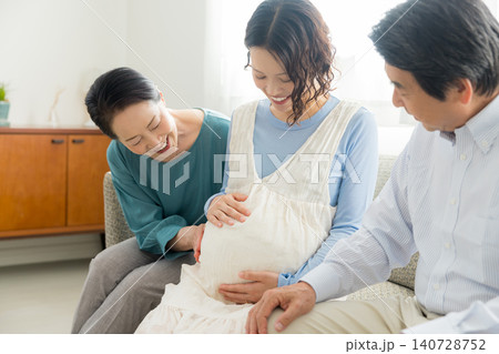 妊婦とその両親 140728752